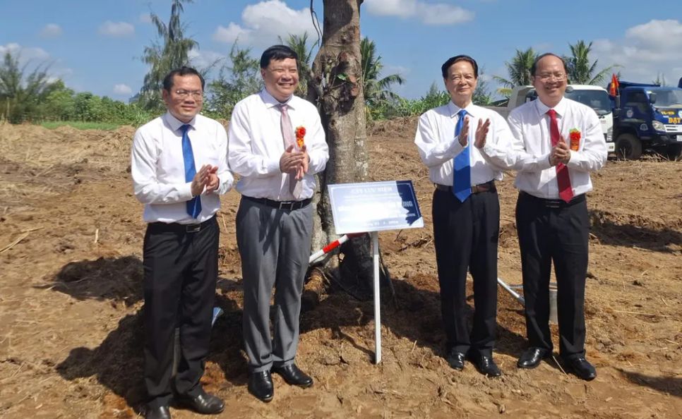 Nguyên Thủ tướng Nguyễn Tấn Dũng chụp ảnh lưu niệm với lãnh đạo tỉnh Cà Mau và tỉnh Đồng Tháp