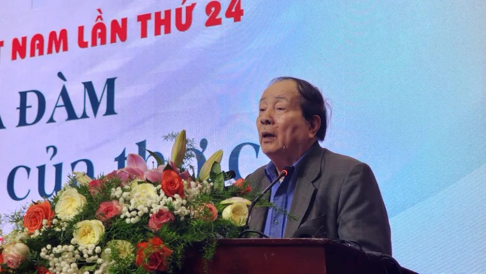 Nhà thơ Hữu Thỉnh tham luận tại tọa đàm