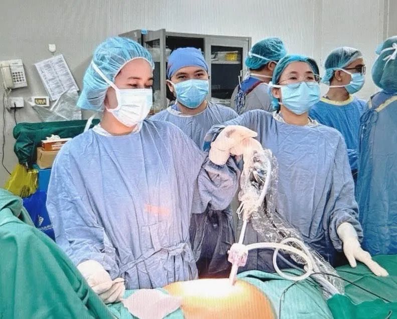 Các bác sĩ thực hiện ca phẫu thuật nội soi điều trị 2 bệnh ung thư cho bệnh nhân Đ.V.L. Các bác sĩ thực hiện ca phẫu thuật nội soi điều trị 2 bệnh ung thư cho bệnh nhân Đ.V.L.