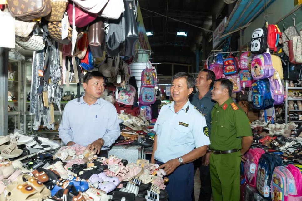 Lực lượng chức năng kiểm tra hàng hóa ngăn ngừa tình trạng buôn lậu, gian lận thương mại và hàng giả trên địa bàn tỉnh An Giang Lực lượng chức năng kiểm tra hàng hóa ngăn ngừa tình trạng buôn lậu, gian lận thương mại và hàng giả trên địa bàn tỉnh An Giang