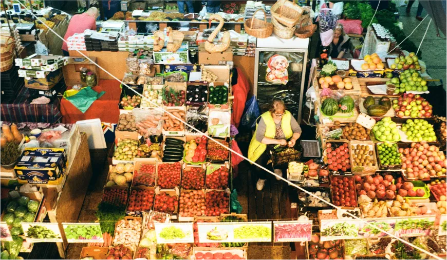 Sự thay đổi này có thể nhận thấy rõ ở sự đa dạng của các sản phẩm hiện đang được bày bán tại các chợ không chính thức. Ảnh: CARIBBEAN COUNCIL Sự thay đổi này có thể nhận thấy rõ ở sự đa dạng của các sản phẩm hiện đang được bày bán tại các chợ không chính thức. Ảnh: CARIBBEAN COUNCIL