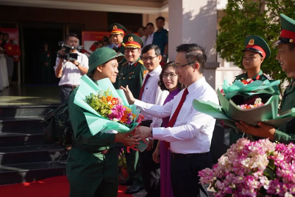 Phó Bí thư Thành ủy TPHCM Đặng Minh Thông đến dự và tiễn các tân binh tại điểm giao nhận quân Ban Chỉ huy Phòng thủ Khu vực 6 - đặc khu Côn Đảo