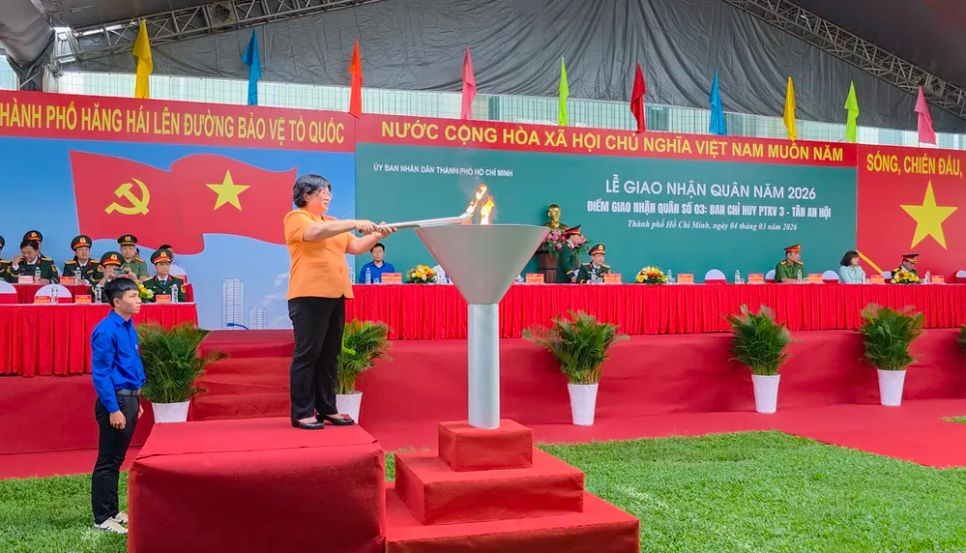 Phó Bí thư Thành ủy TPHCM Văn Thị Bạch Tuyết thực hiện nghi thức đốt lửa truyền thống