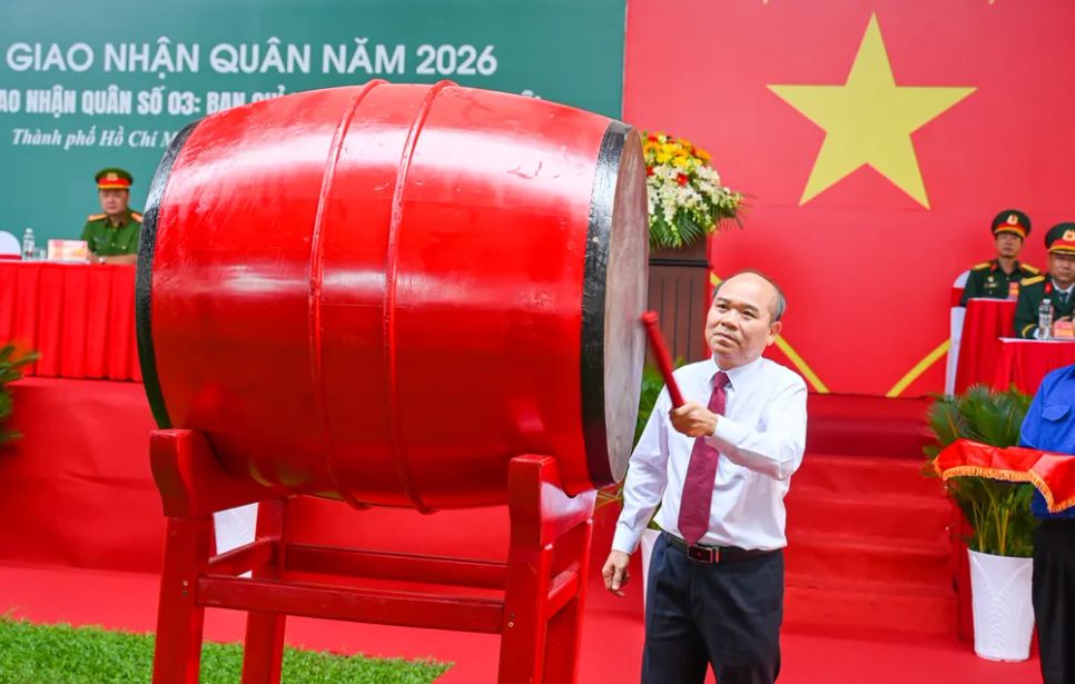 Phó Chủ tịch UBND TPHCM Trần Văn Bảy thực hiện nghi thức khai trống tại Lễ giao nhận quân