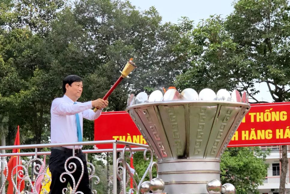 Chủ tịch HĐND TPHCM Võ Văn Minh thắp lửa truyền thống