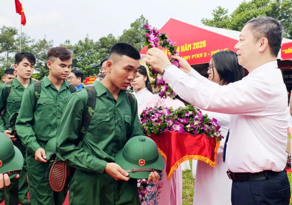 Công dân nhập ngũ nhận vòng nguyệt quế từ đồng chí Dương Anh Đức