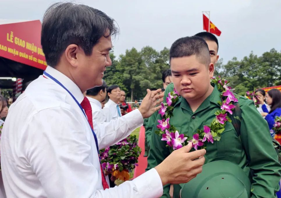 Đồng chí Bùi Thanh Nhân chúc mừng, động viên tinh thần các tân binh