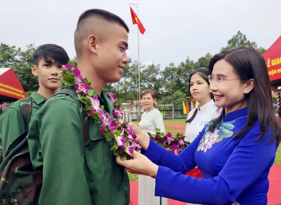 Đồng chí Nguyễn Phạm Duy Trang trao vòng nguyệt quế cho công dân nhập ngũ