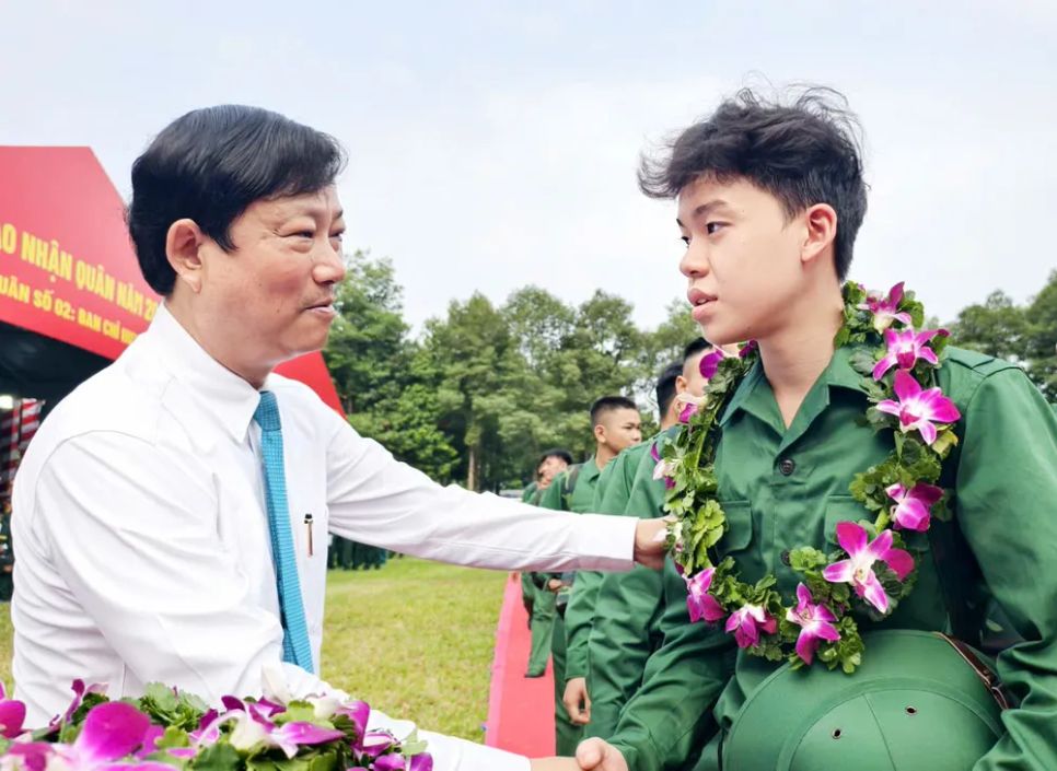 Đồng chí Võ Văn Minh tặng vòng nguyệt quế cho công dân lên đường nhập ngũ