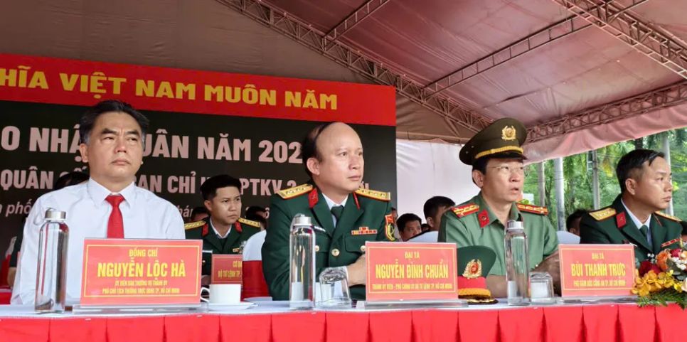 Lãnh đạo TPHCM tham dự Lễ giao nhận quân tại Ban Chỉ huy Phòng thủ khu vực 2 - Phú Lợi