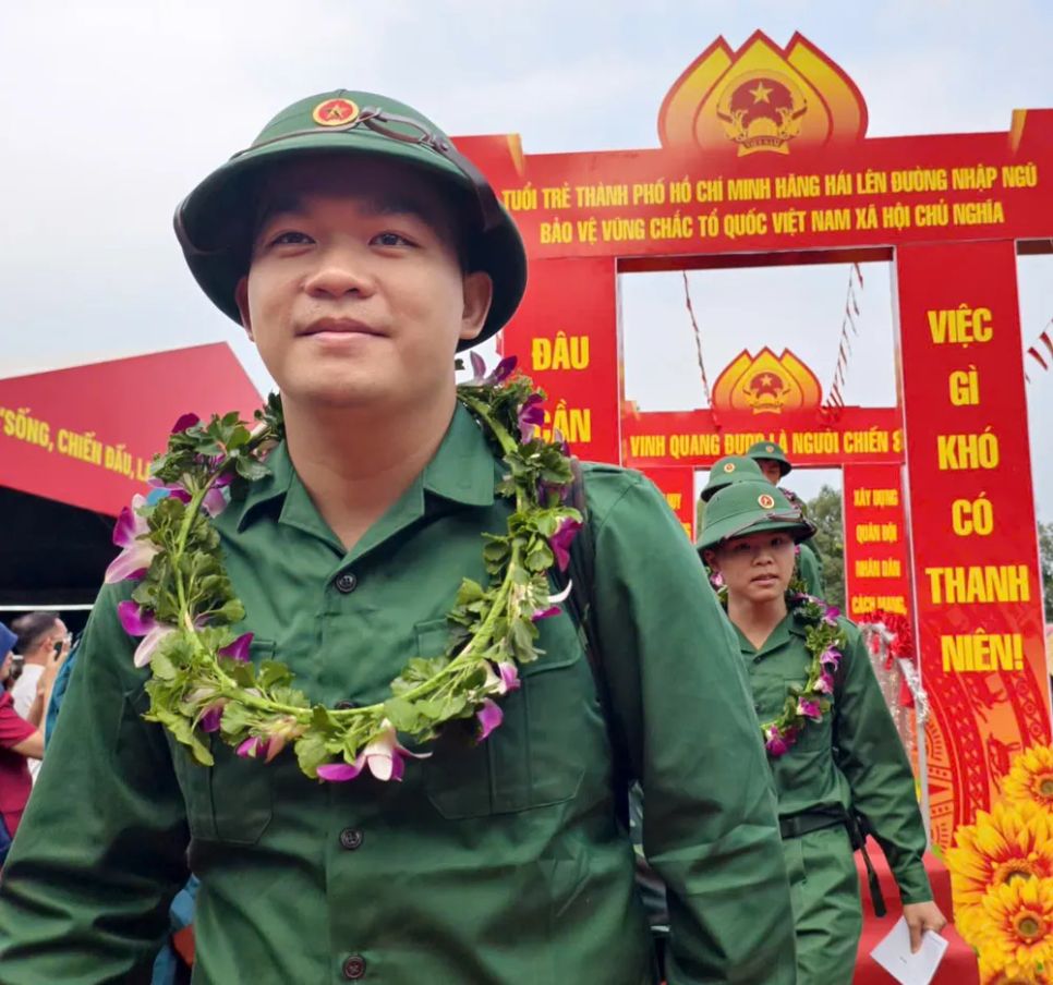 Niềm tự hào, xúc động trong giây phút bước qua 