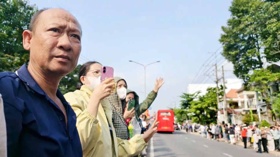 Thân nhân tiễn các tân binh lên đường nhập ngũ