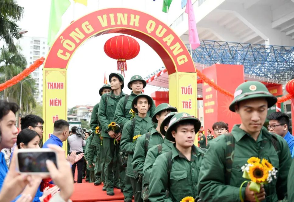 Các tân binh của Hà Nội bước qua cổng vinh quang bắt đầu cuộc sống binh nghiệp. Ảnh: VIẾT CHUNG Các tân binh của Hà Nội bước qua cổng vinh quang bắt đầu cuộc sống binh nghiệp. Ảnh: VIẾT CHUNG