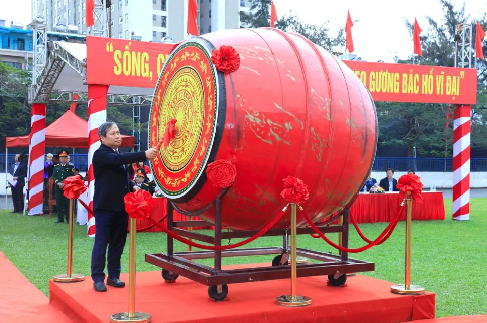 Chủ tịch UBND TP Hà Nội Vũ Đại Thắng thực hiện nghi thức đánh trống mở hội giao quân. Ảnh: CTV Chủ tịch UBND TP Hà Nội Vũ Đại Thắng thực hiện nghi thức đánh trống mở hội giao quân. Ảnh: CTV