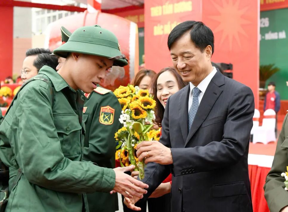 Đồng chí Nguyễn Duy Ngọc, Bí thư Thành ủy Hà Nội tặng hoa, động viên tân binh của Thủ đô. Ảnh: VIẾT CHUNG Đồng chí Nguyễn Duy Ngọc, Bí thư Thành ủy Hà Nội tặng hoa, động viên tân binh của Thủ đô. Ảnh: VIẾT CHUNG