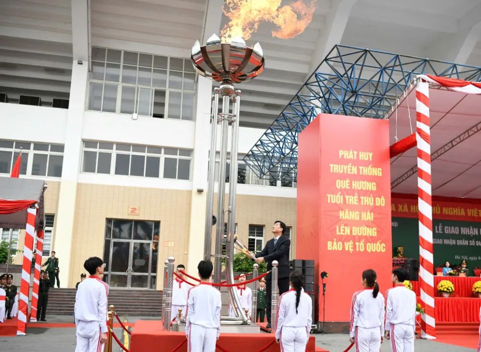 Đồng chí Nguyễn Duy Ngọc, Bí thư Thành ủy Hà Nội thắp đài lửa truyền thống tại ngày hội tòng quân của thanh niên Thủ đô. Ảnh: VIẾT CHUNG Đồng chí Nguyễn Duy Ngọc, Bí thư Thành ủy Hà Nội thắp đài lửa truyền thống tại ngày hội tòng quân của thanh niên Thủ đô. Ảnh: VIẾT CHUNG