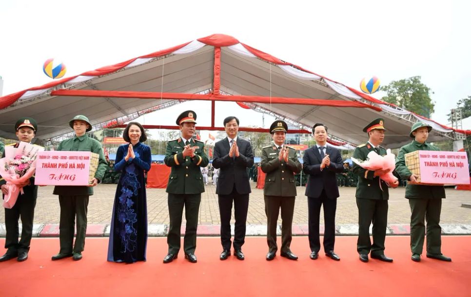 Đồng chí Nguyễn Duy Ngọc và lãnh đạo các đơn vị chức năng của TP Hà Nội tặng quà tân binh. Ảnh: VIẾT CHUNG Đồng chí Nguyễn Duy Ngọc và lãnh đạo các đơn vị chức năng của TP Hà Nội tặng quà tân binh. Ảnh: VIẾT CHUNG