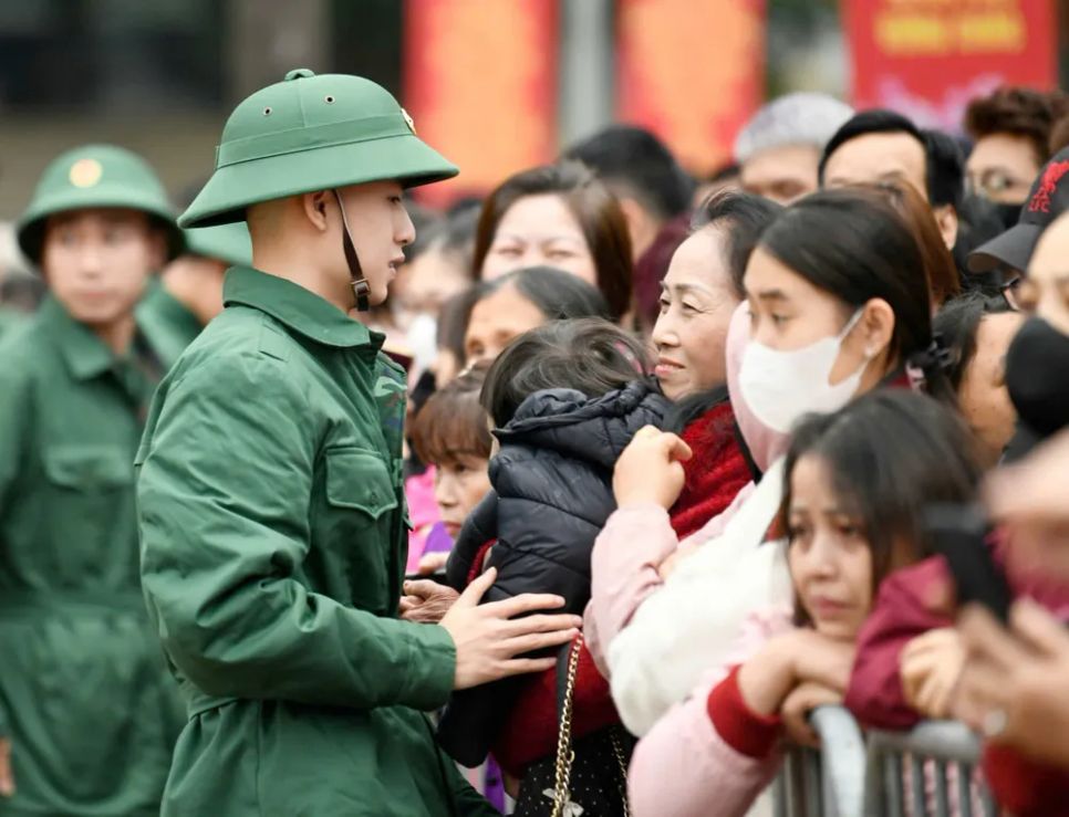 Giây phút xúc động của một tân binh khi chia tay người thân. Ảnh: VIẾT CHUNG Giây phút xúc động của một tân binh khi chia tay người thân. Ảnh: VIẾT CHUNG