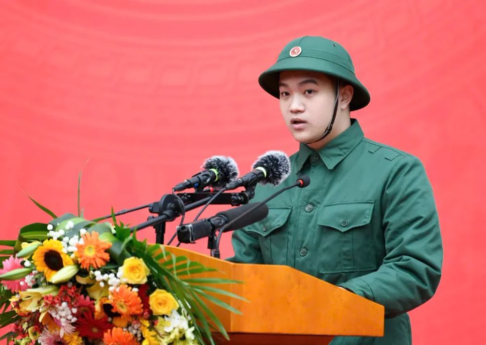 Tân binh Nguyễn Minh Nam phát biểu tại buổi lễ. Ảnh: VIẾT CHUNG Tân binh Nguyễn Minh Nam phát biểu tại buổi lễ. Ảnh: VIẾT CHUNG