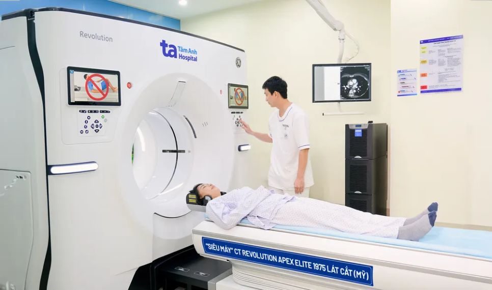 Nhân viên y tế Bệnh viện Đa khoa Tâm Anh TPHCM đang chụp CT 1975 lát cắt Revolution Apex Elite (Mỹ) chụp toàn thân cho người bệnh Nhân viên y tế Bệnh viện Đa khoa Tâm Anh TPHCM đang chụp CT 1975 lát cắt Revolution Apex Elite (Mỹ) chụp toàn thân cho người bệnh