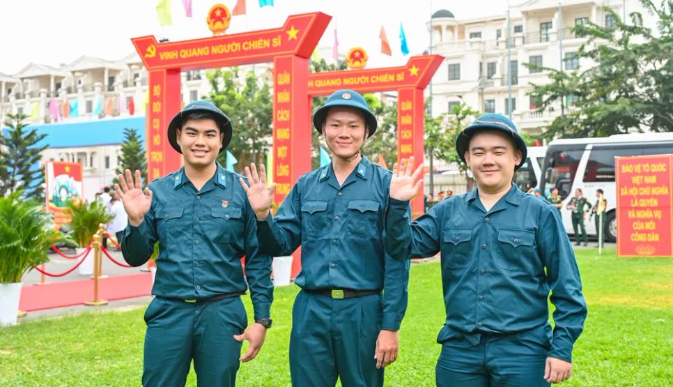 Đảng viên trẻ Nguyễn Hoàng Thiên (giữa) cùng các đồng đội phấn khởi trước giờ lên đường nhập ngũ tại Sư đoàn Phòng không không quân 370