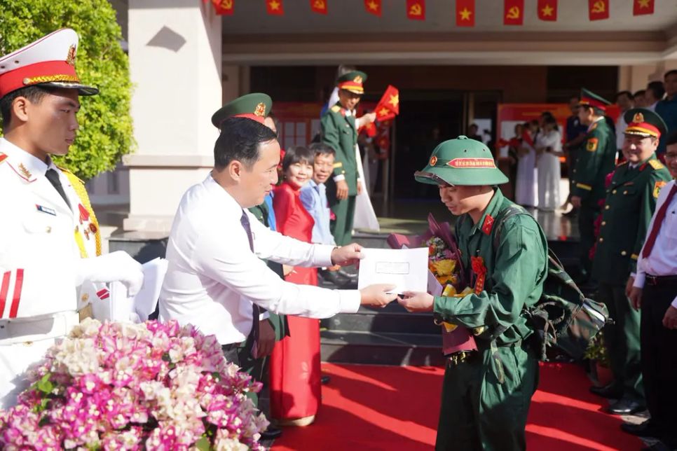 Đồng chí Lê Hoàng Hải, Ủy viên Ban Thường vụ Thành ủy, Bí thư Đảng ủy đặc khu Côn Đảo tặng quà động viên các thanh niên