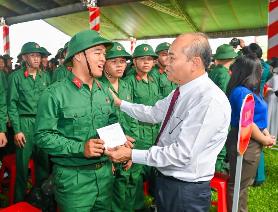 Lãnh đạo TPHCM tặng quà động viên các tân binh