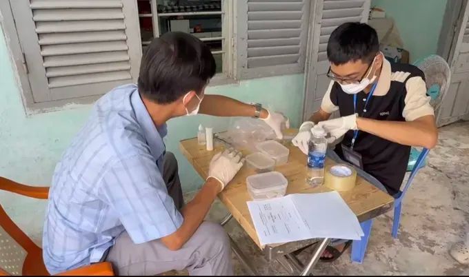 Lực lượng chức năng kiểm tra, lấy mẫu xét nghiệm cơ sở bán bánh mì ở phường Vũng Tàu Lực lượng chức năng kiểm tra, lấy mẫu xét nghiệm cơ sở bán bánh mì ở phường Vũng Tàu