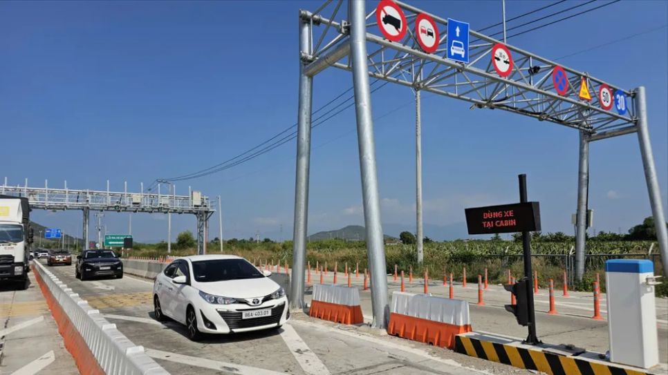 Nhiều bất cập trong những ngày đầu thu phí đường cao tốc Vĩnh Hảo - Phan Thiết và Phan Thiết - Dầu Giây. Ảnh: TIẾN THẮNG Nhiều bất cập trong những ngày đầu thu phí đường cao tốc Vĩnh Hảo - Phan Thiết và Phan Thiết - Dầu Giây. Ảnh: TIẾN THẮNG
