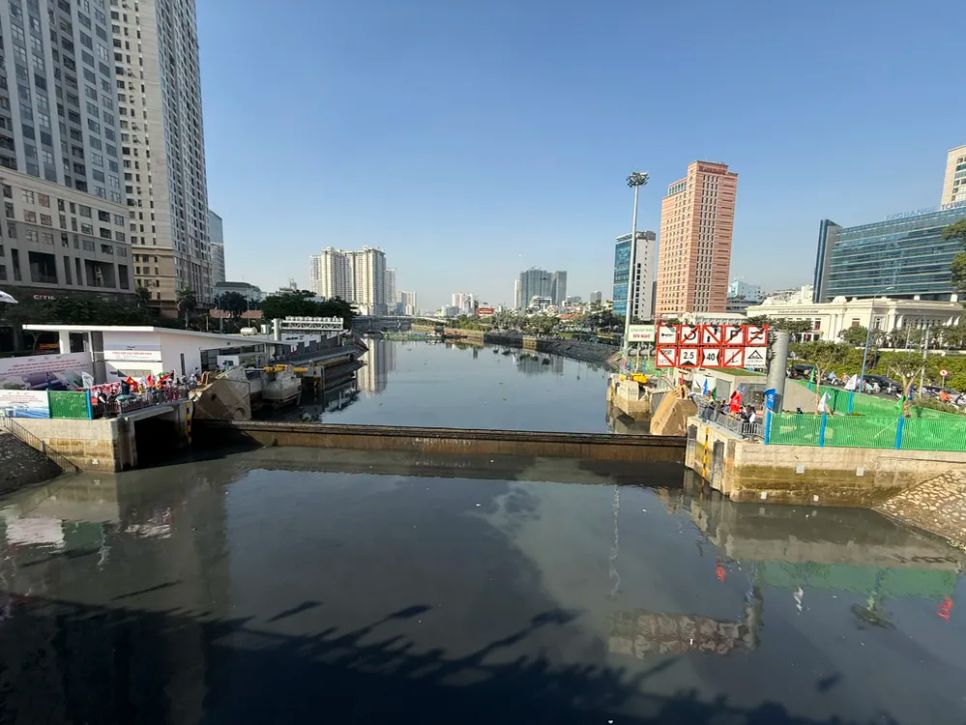 Dự án chống ngập 10.000 tỷ đồng hiện hoàn thành hơn 90% và ngừng thi công nhiều năm nay. Ảnh: QUỐC HÙNG