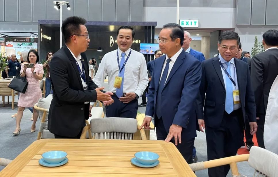 Chủ tịch UBND TPHCM Nguyễn Văn Được tham quan tìm hiểu sản phẩm gỗ của các doanh nghiệp trưng bày tại Hội chợ Xuất khẩu Đồ gỗ và Nội thất TPHCM. Ảnh: Minh Xuân Chủ tịch UBND TPHCM Nguyễn Văn Được tham quan tìm hiểu sản phẩm gỗ của các doanh nghiệp trưng bày tại Hội chợ Xuất khẩu Đồ gỗ và Nội thất TPHCM. Ảnh: Minh Xuân