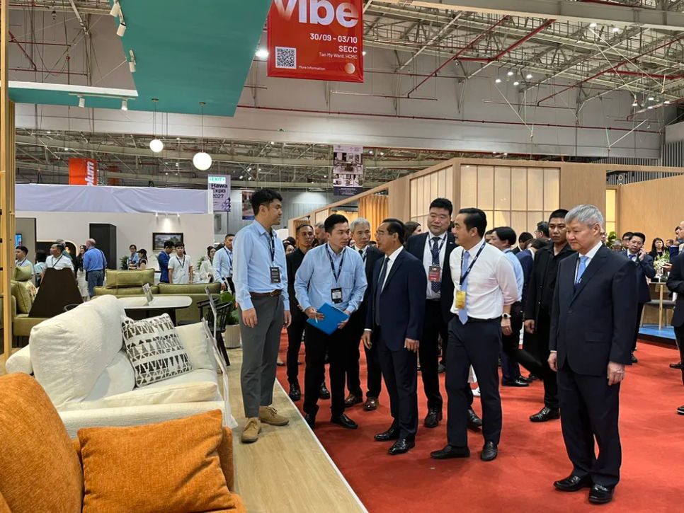 Chủ tịch UBND TPHCM Nguyễn Văn Được trao đổi với các doanh nghiệp tại Hội chợ Xuất khẩu Đồ gỗ và Nội thất TPHCM. Ảnh: Minh Xuân Chủ tịch UBND TPHCM Nguyễn Văn Được trao đổi với các doanh nghiệp tại Hội chợ Xuất khẩu Đồ gỗ và Nội thất TPHCM. Ảnh: Minh Xuân