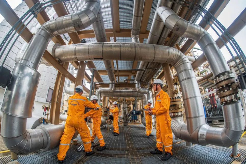 Công nhân viên PV GAS vận hành, kiểm tra hệ thống cung cấp khí