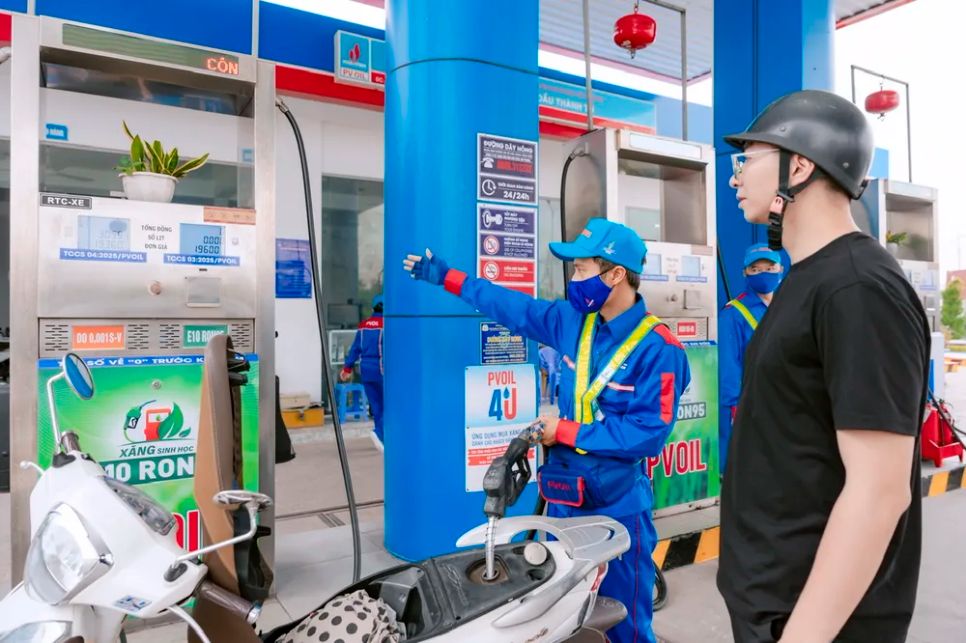 Khách đổ xăng E10 tại một cửa hàng PVOIL khu vực Hà Nội