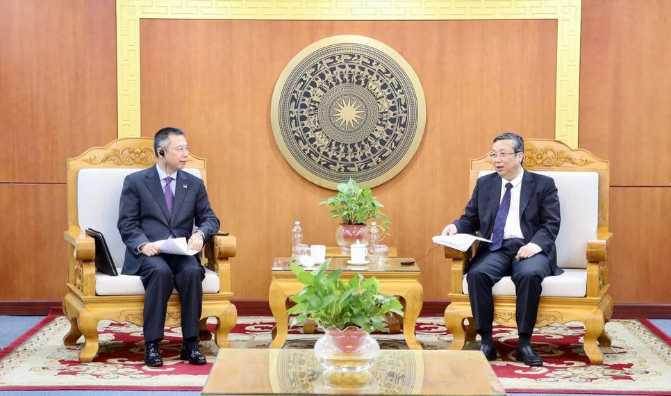 Thứ trưởng Hoàng Trung làm việc với ông Nianshan Zhang - Tổng Vụ trưởng Vụ Đông Nam Á, ADB. Ảnh: Phương Linh