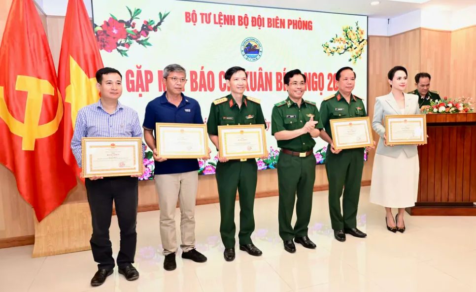 Thiếu tướng Vũ Quốc Ân trao Bằng khen cho các tập thể, cá nhân đang công tác ở các cơ quan thông tấn, báo chí. Ảnh: VĂN MINH