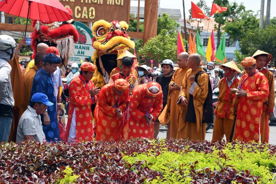 Các sư thầy cùng chức sắc địa phương thực hiện nghi thức cúng chiêu u đường bộ Các sư thầy cùng chức sắc địa phương thực hiện nghi thức cúng chiêu u đường bộ