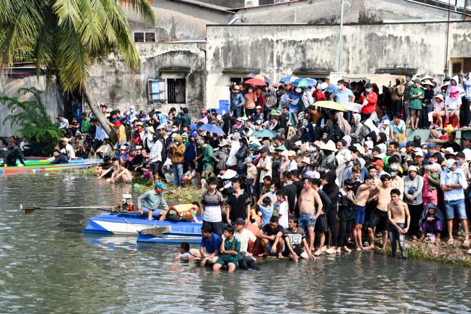 Hoạt động bắt vịt vui nhộn thu hút được nhiều người dân, du khách tham gia, cổ vũ Hoạt động bắt vịt vui nhộn thu hút được nhiều người dân, du khách tham gia, cổ vũ