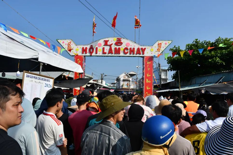 Năm nay, lễ hội tiếp tục thu hút hàng chục ngàn người dân, du khách tham gia Năm nay, lễ hội tiếp tục thu hút hàng chục ngàn người dân, du khách tham gia