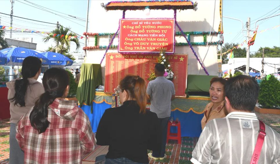 Người dân dâng hương tưởng nhớ các chí sĩ yêu nước tại Lễ hội Làm Chay Người dân dâng hương tưởng nhớ các chí sĩ yêu nước tại Lễ hội Làm Chay