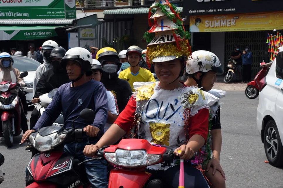 Người dân hóa trang thành các nhân vật vui nhộn để tham gia các đoàn diễu hành thực hiện nghi thức chiêu u Người dân hóa trang thành các nhân vật vui nhộn để tham gia các đoàn diễu hành thực hiện nghi thức chiêu u