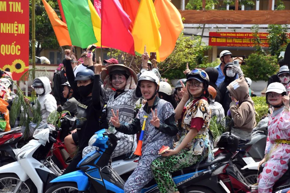 Người dân lội nước, bắt vịt cầu may đầu năm tại lễ hội Làm Chay, Tây Ninh Người dân lội nước, bắt vịt cầu may đầu năm tại lễ hội Làm Chay, Tây Ninh