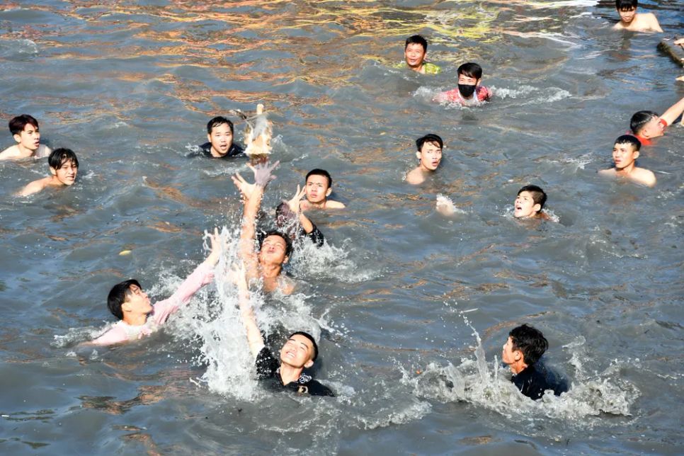 Người dân lội nước, bắt vịt cầu may đầu năm tại lễ hội Làm Chay, Tây Ninh Người dân lội nước, bắt vịt cầu may đầu năm tại lễ hội Làm Chay, Tây Ninh