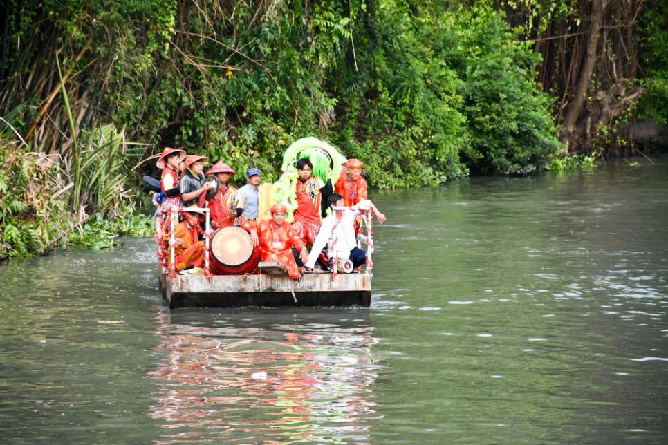 Thực hiện nghi thức chiêu u đường sông Thực hiện nghi thức chiêu u đường sông