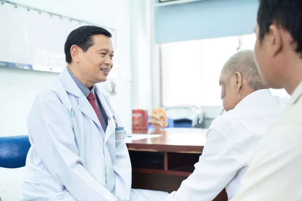 BS-CK2 Hoàng Bá Dũng, Trưởng Khoa Tai mũi họng, Bệnh viện Chợ Rẫy, thăm khám cho người bệnh