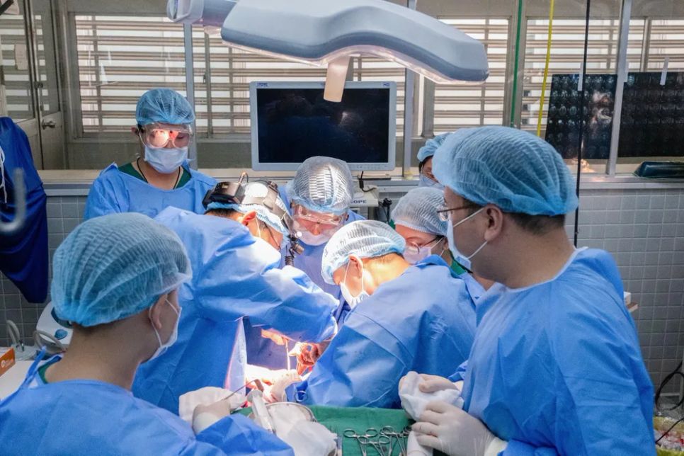 Các bác sĩ phẫu thuật cho người bệnh