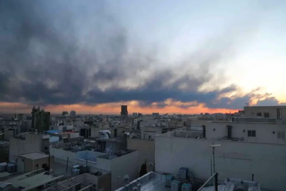 Khói dày đặc bốc lên trên các khu vực phía Tây Tehran sau các cuộc tấn công liên tiếp của Mỹ và Israel. Ảnh: Fatemeh Bahrami/Anadolu-Getty