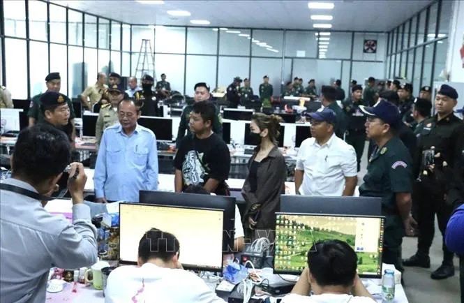Lực lượng chức năng tỉnh Kratie đột kích một địa điểm tại huyện Snuol được sử dụng làm trung tâm lừa đảo trực tuyến trên địa bàn, bắt giữ trên 300 người nước ngoài vào tháng 7-2025. Ảnh: AKP/TTXVN phát Lực lượng chức năng tỉnh Kratie đột kích một địa điểm tại huyện Snuol được sử dụng làm trung tâm lừa đảo trực tuyến trên địa bàn, bắt giữ trên 300 người nước ngoài vào tháng 7-2025. Ảnh: AKP/TTXVN phát