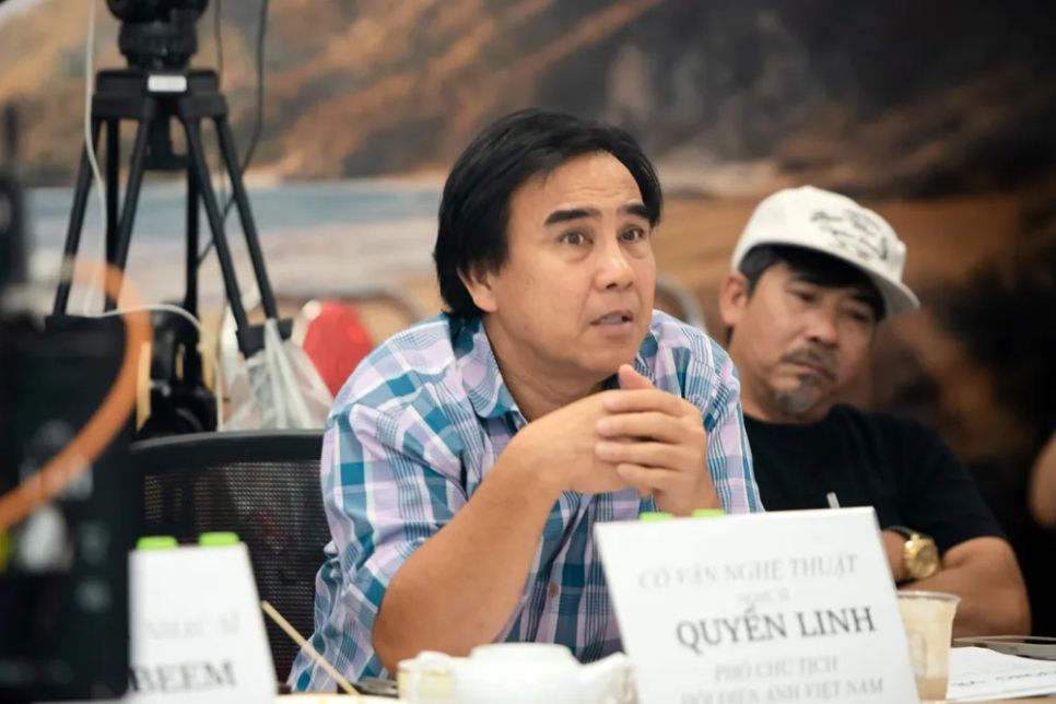 <i>NSƯT Quyền Linh trực tiếp thị phạm cho các ứng viên tham gia casting. Ảnh: ĐPCC</i>