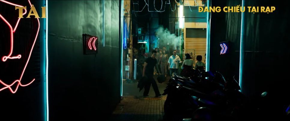 Một mình nhân vật Tài (Mai Tài Phến) phải chống lại nhóm côn đồ. Ảnh: ĐPCC